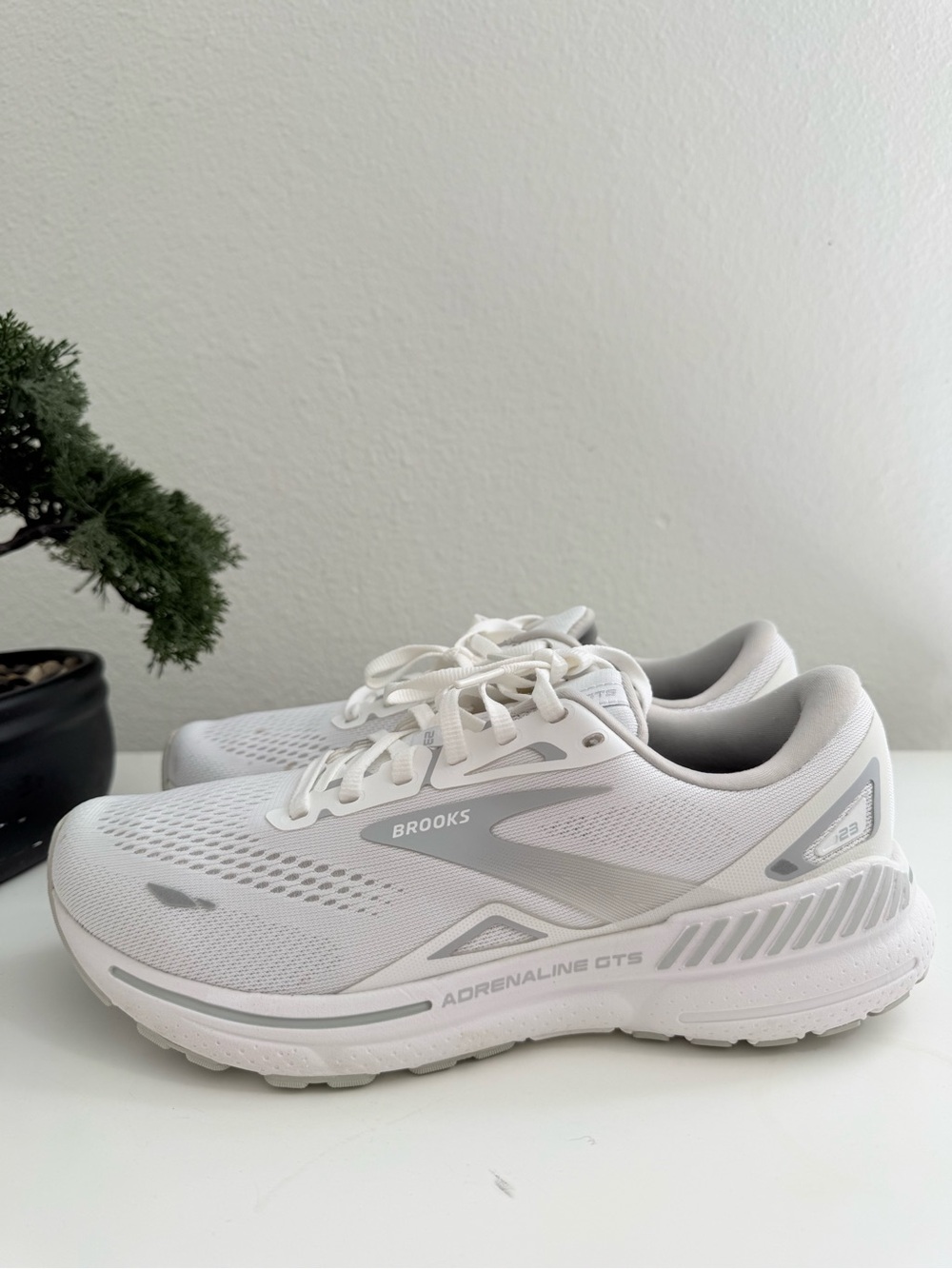 Brooks Adrenaline GTS 23 Women size 9 White and Light Gray Running Shoes - Picture 3 of 9